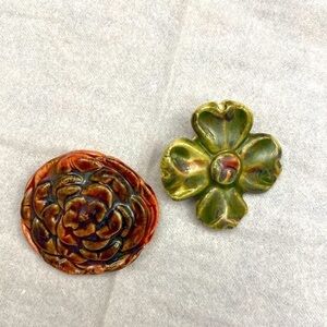 2 Handmade ceramic flower brooches Womens Coral/Green Pin fasteners